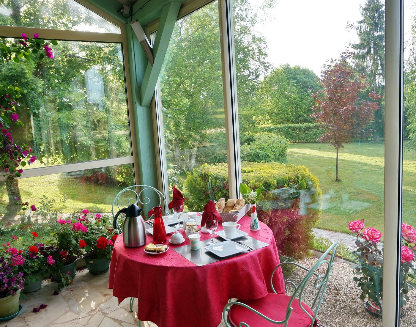 Petit déjeuner véranda Les Feuillantines bed and breakfast-page