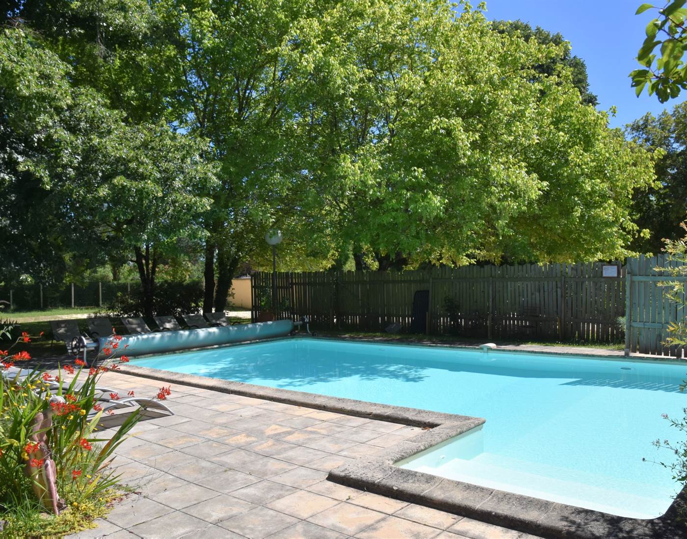 Périgueux piscine dans son écrin de verdure