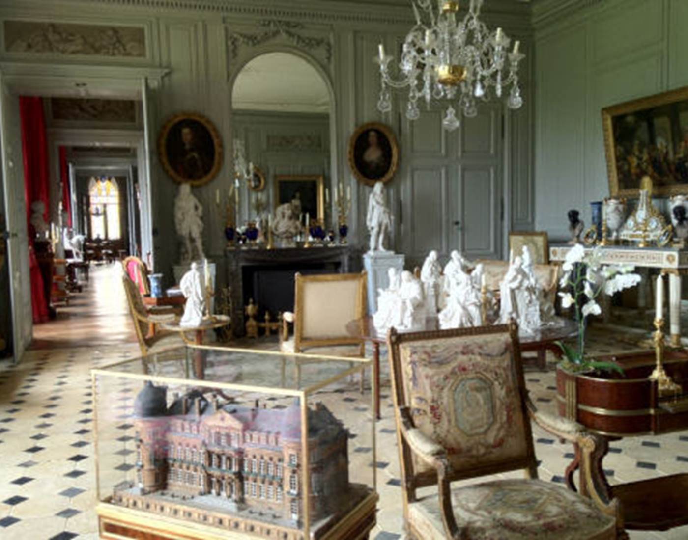 Le  château de Digoin à 24km