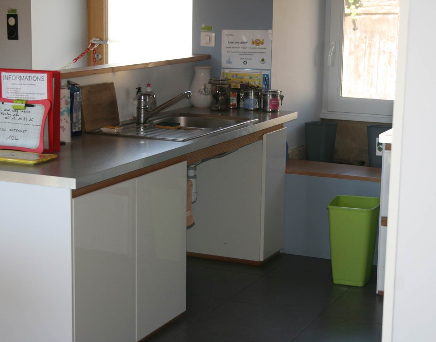 l'évier surbaissé de la cuisine