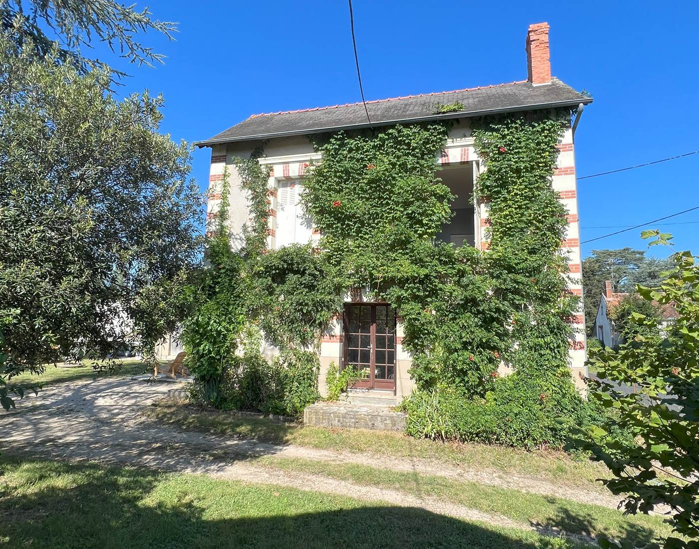 Allée et façade Est