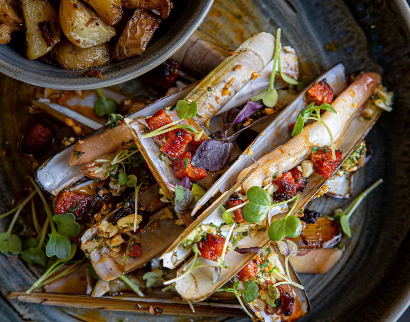 Poêlée de couteaux en persillade et chorizo