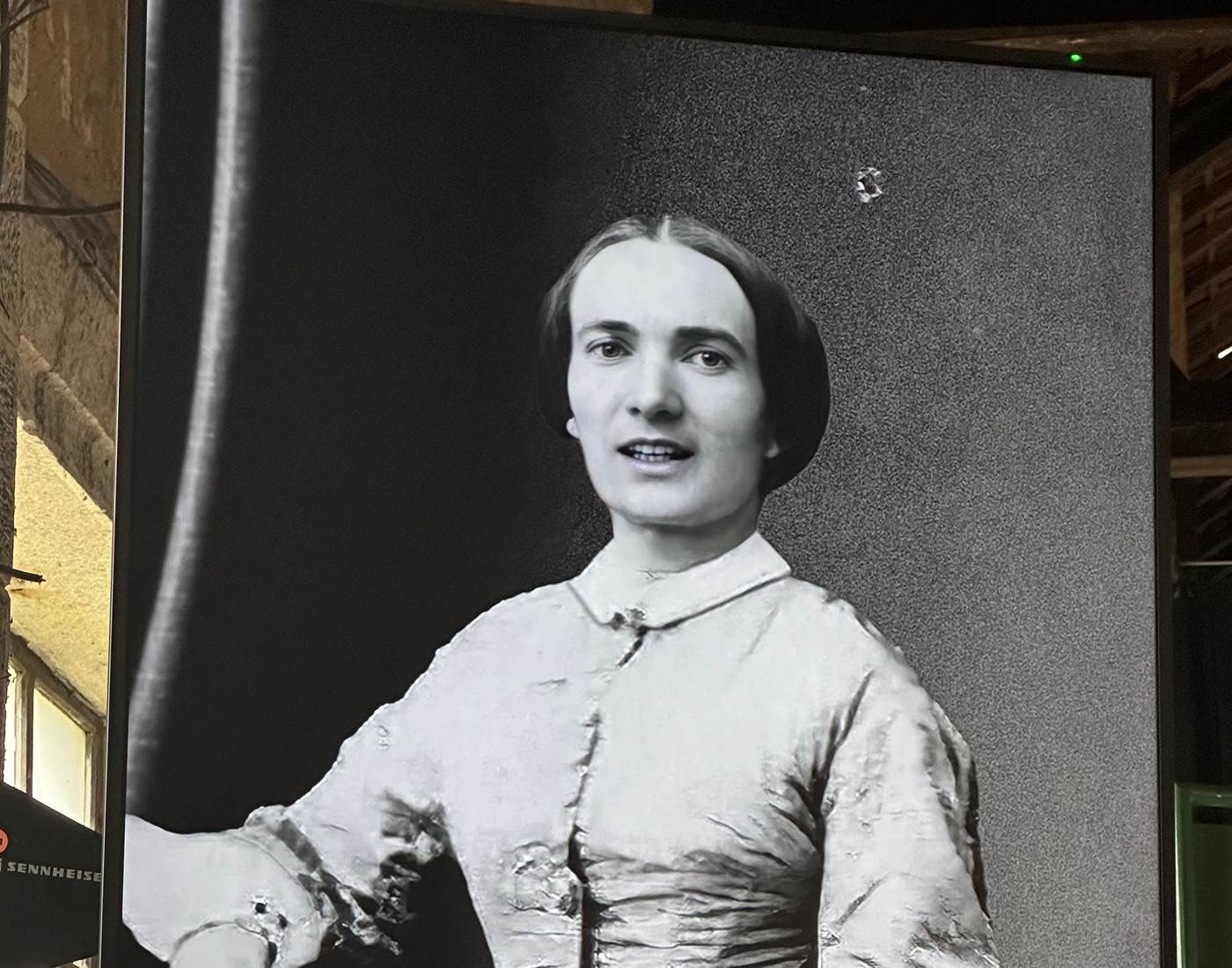 L'hologramme de Julie Victoire nous interpelle !!!