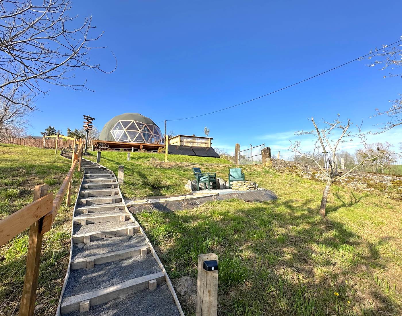 Accès au dôme et aux aménagements (boulodromme et braséro) par un escalier