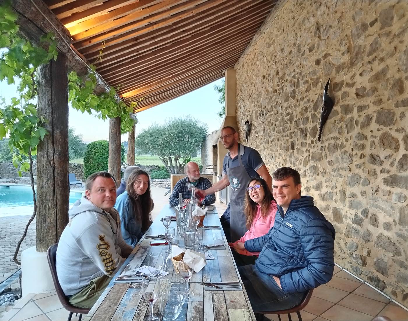 Présentation des vins du Domaine Les Tuileries lors de notre table d'hôtes