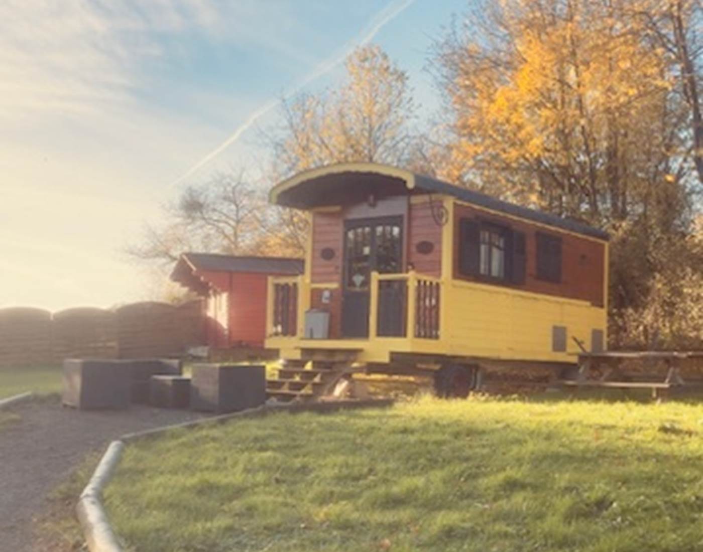 roulotte-jaune-andy-hebergement-insolite-domaine-des-droles-de-dames-buding-moselle.jpgRoulotte Andy du Domaine des Drôles de Dames à Buding, hébergement insolite en Moselle