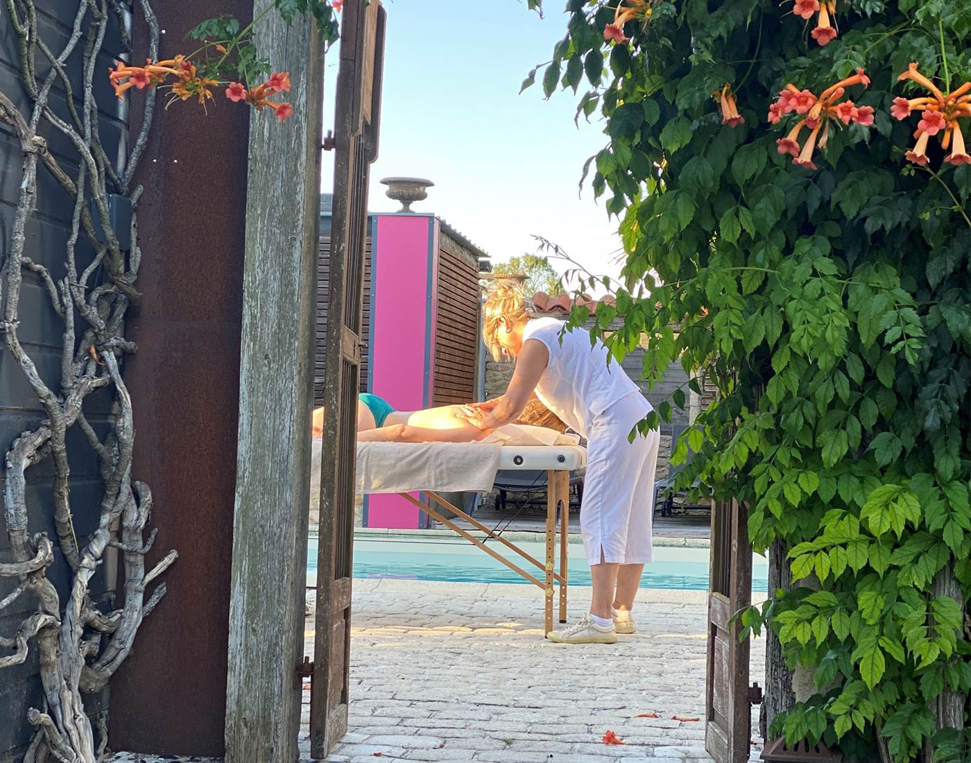 Massage sur la terrasse-page