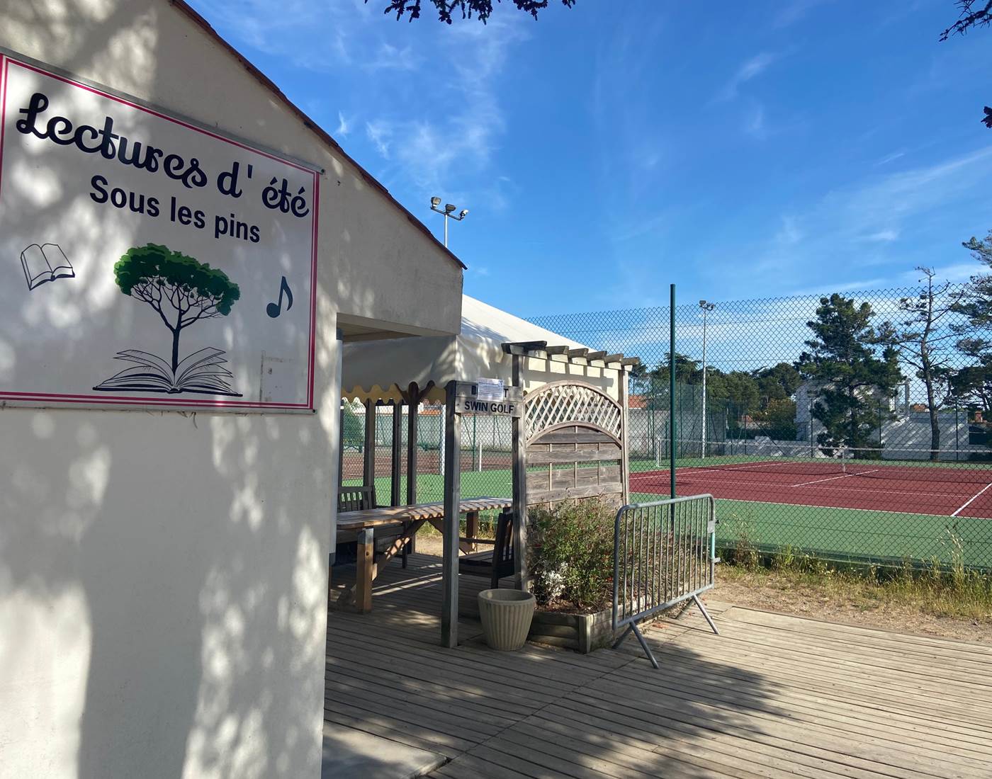 cours de tennis et bibliothèque d'été pour lire à l'ombre des pins