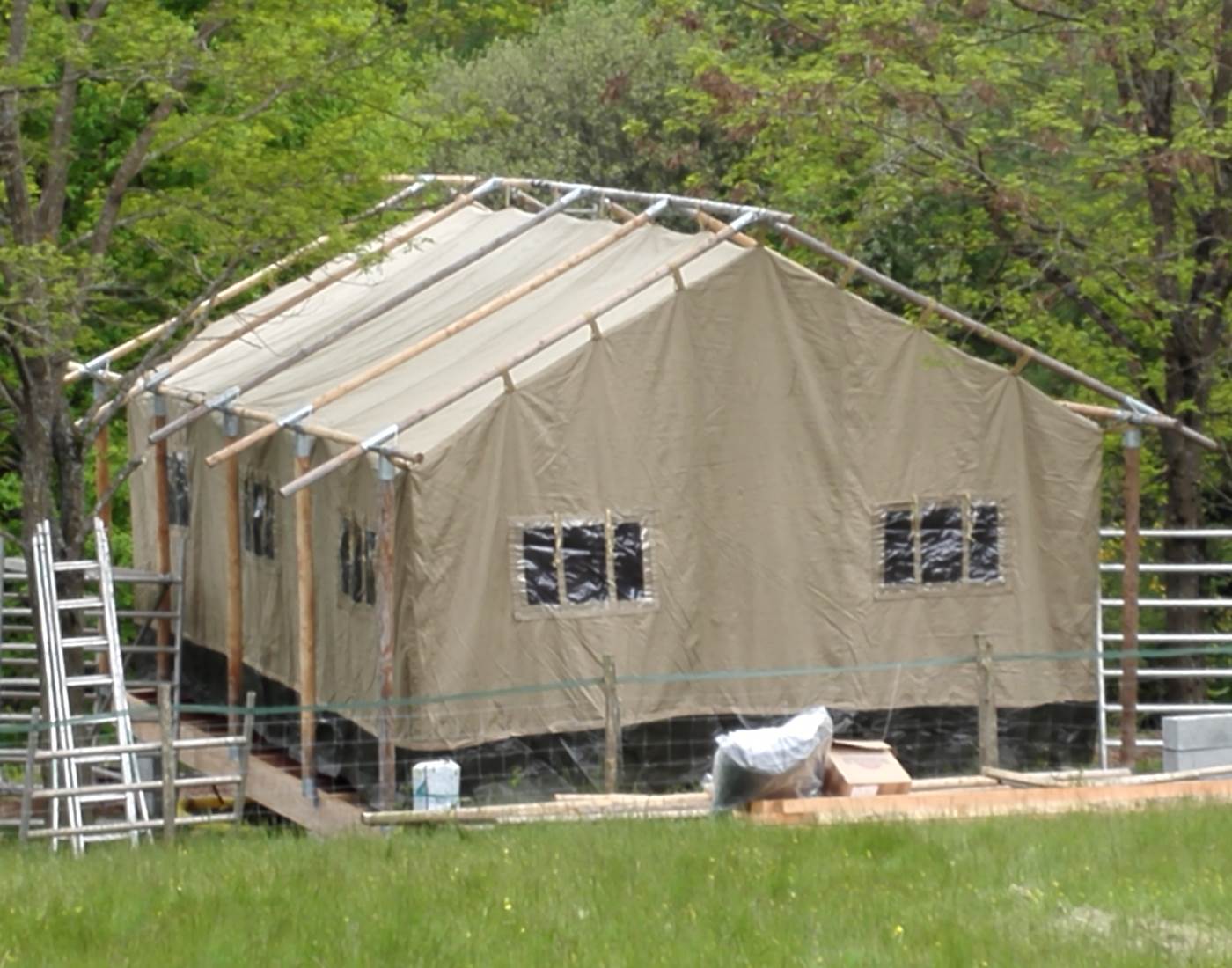 la construction de la tente safari