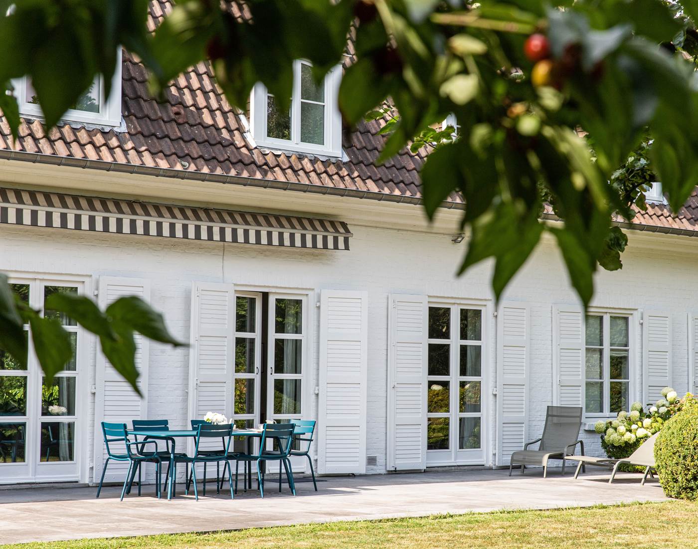 chaises longues à disposition