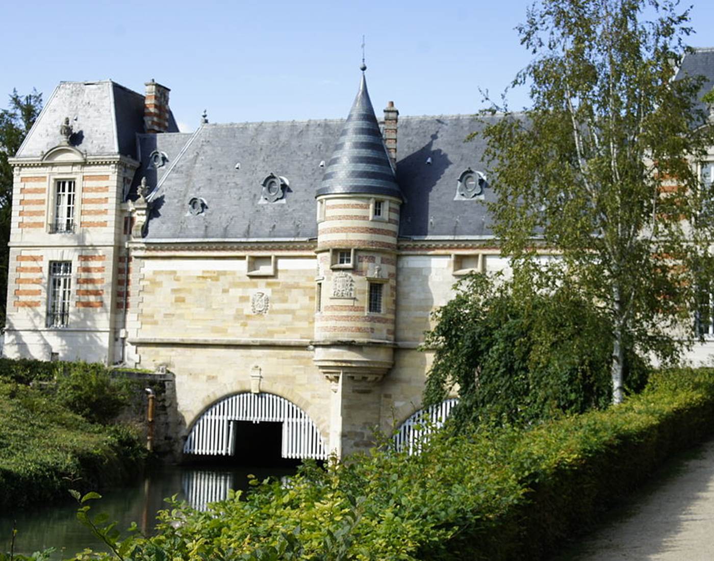 1200px-Chateau_du_marché_2997