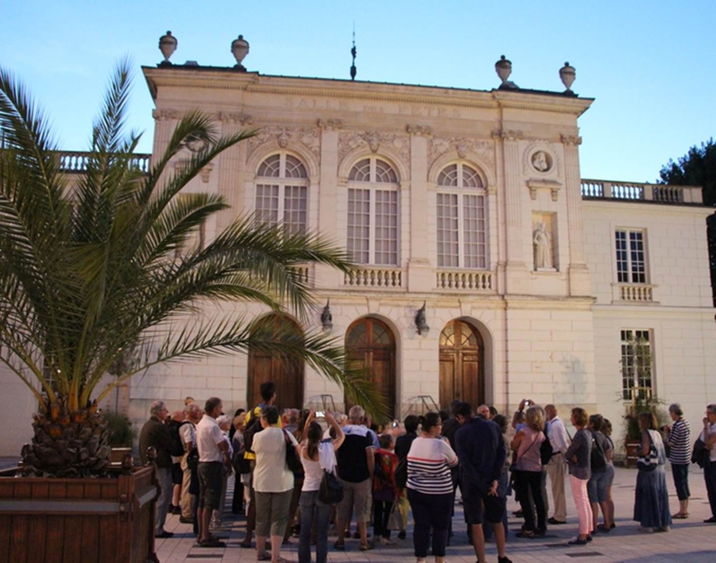 Salle des Fetes (5 minutes à pied)