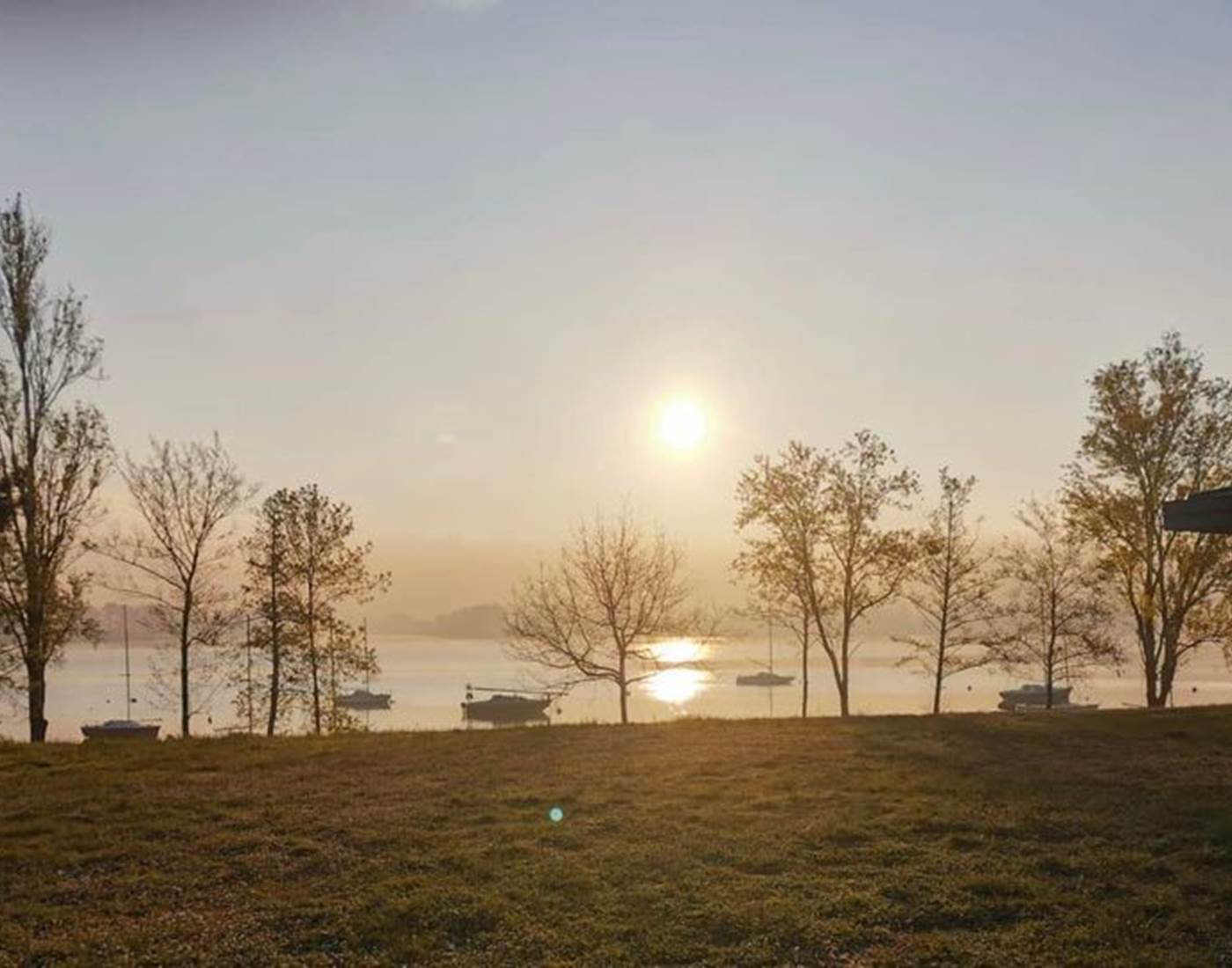 Lever de soleil sur le plan d'eau