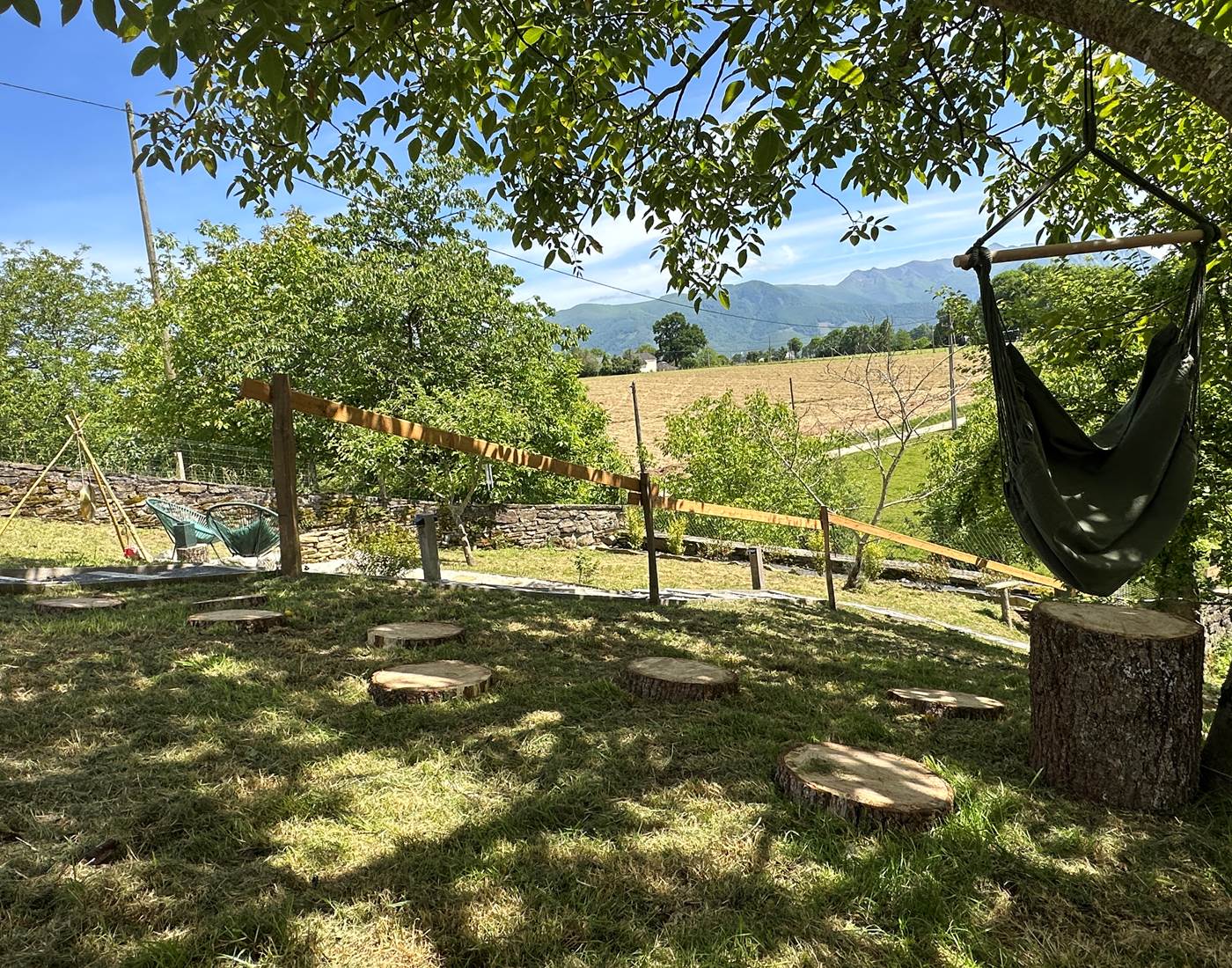 Une petite sieste à l'ombre avec vue sur les Pyrénées