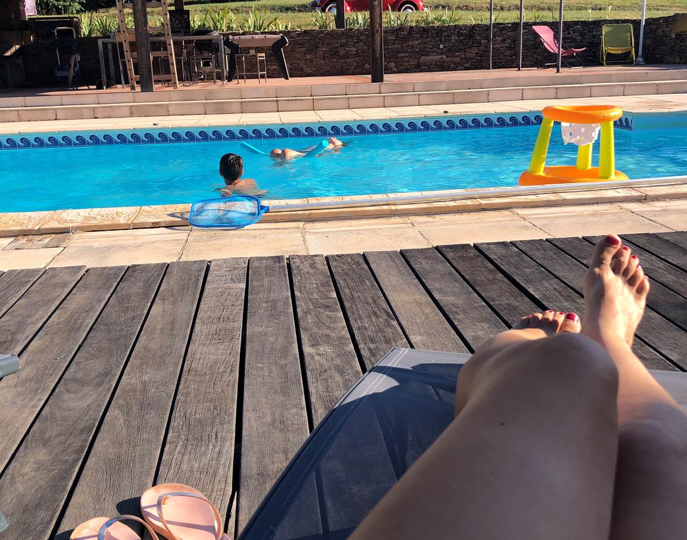 Profiter du soleil tout en surveillant les enfants...