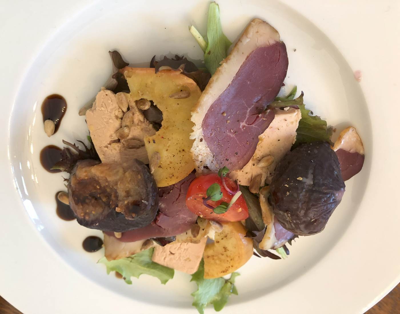 Salade du sud ouest, foie gras de canard, figue rôtie au miel et croustillant