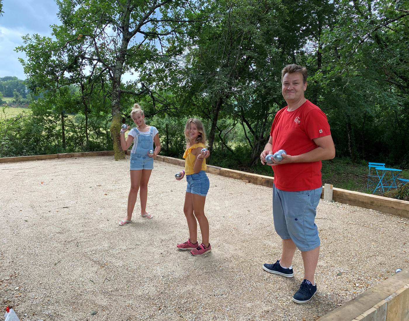 Partie de Pétanque en famille