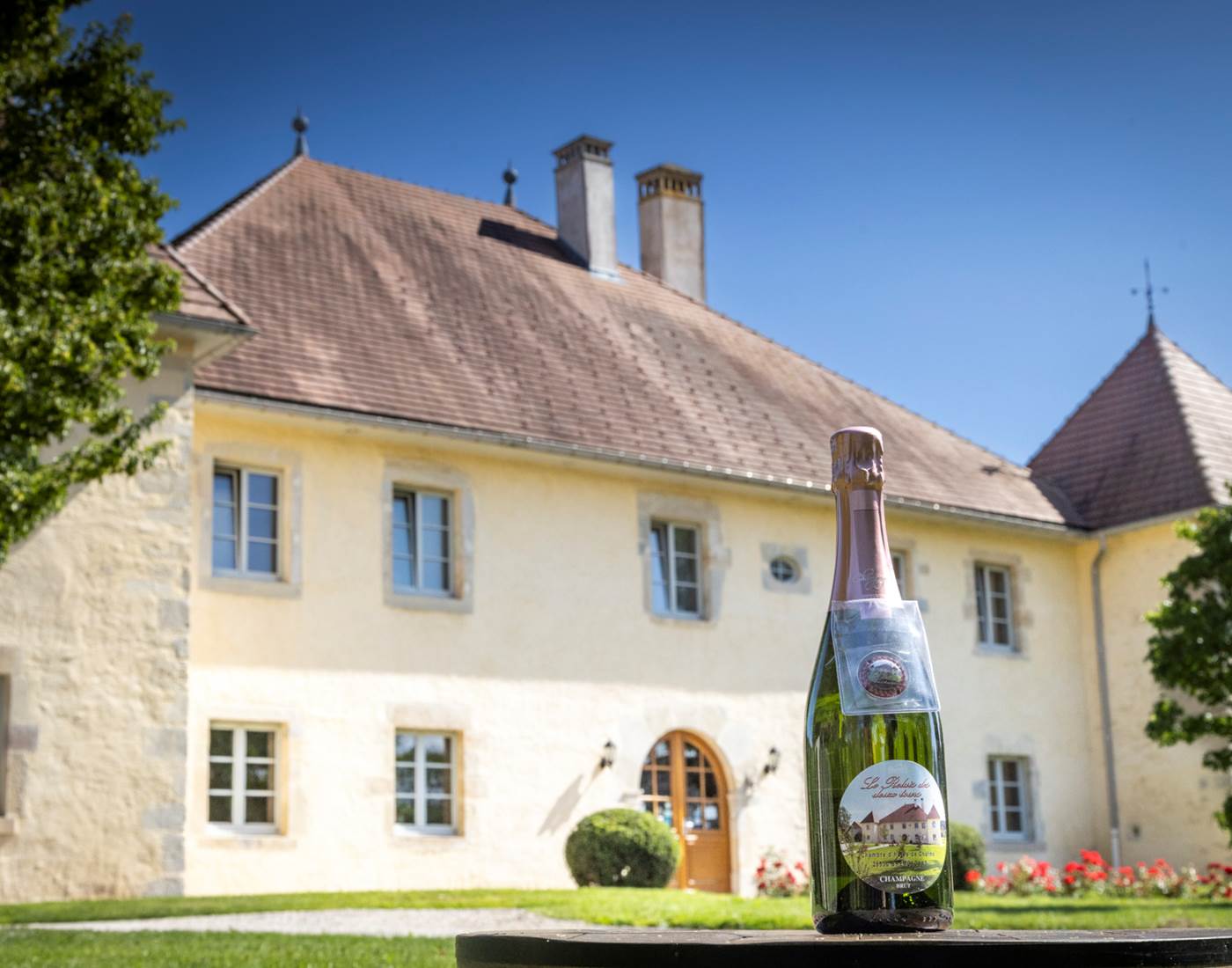 Le meilleur endroit pour déguster le champagne du Relais des deux tours avec ses capsules de collection