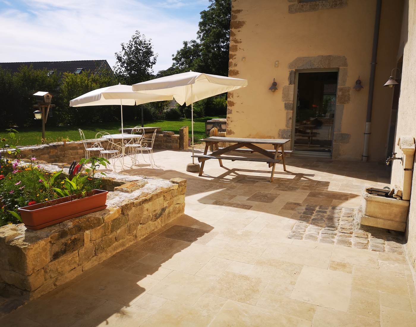 Sur les Terrasses,  le temps semble suspendu et où chaque instant est une invitation à la détente et au bien-être