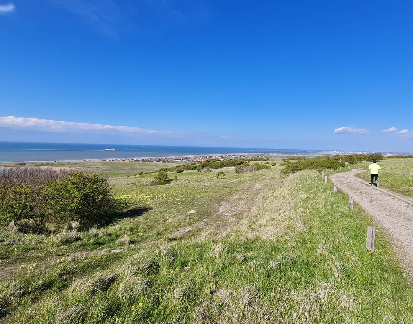 Randonnez en famille dans les Noires Mottes et profitez de cette vue imprenable sur Sangatte et Wissant.