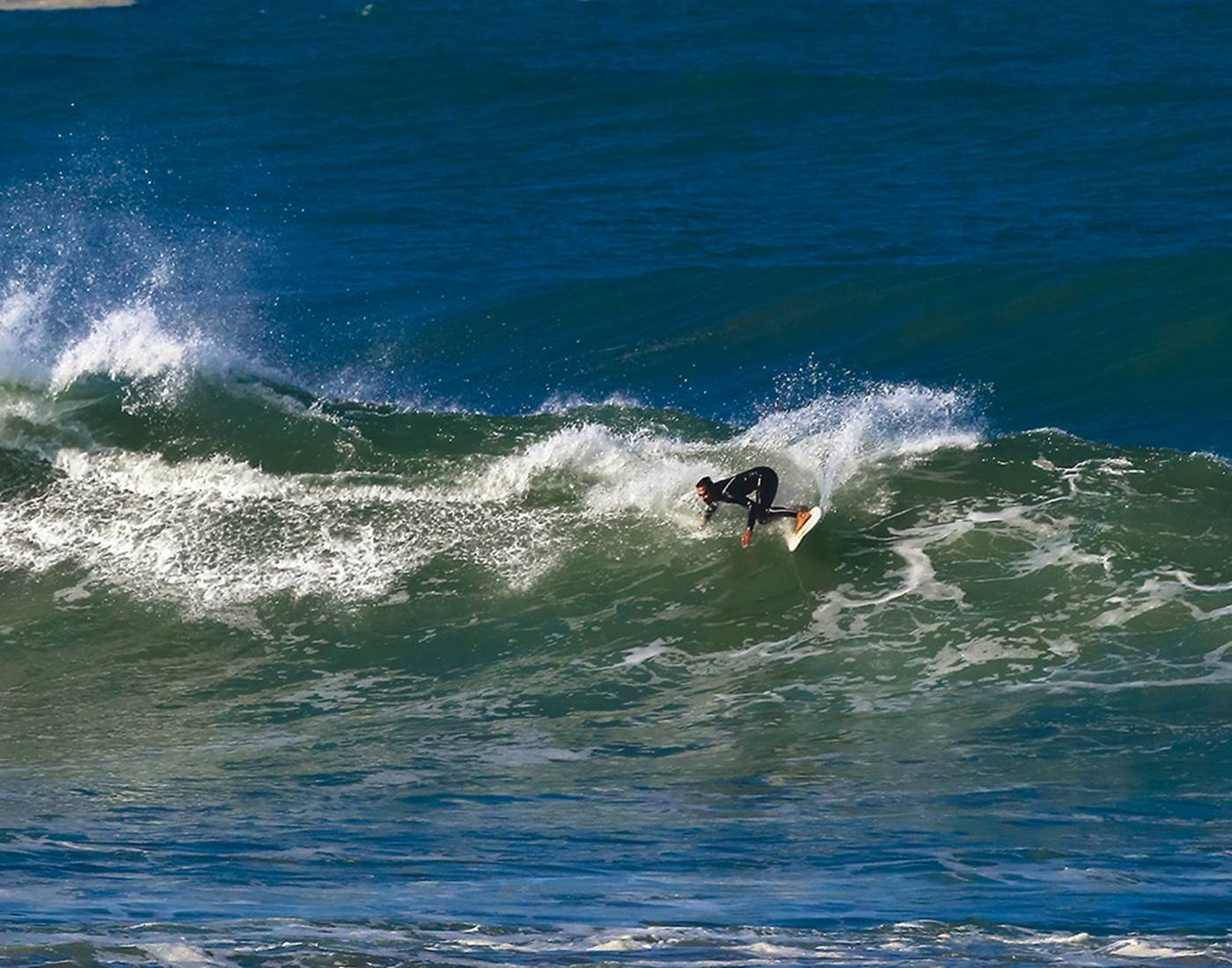 Surf sur la côte sauvage