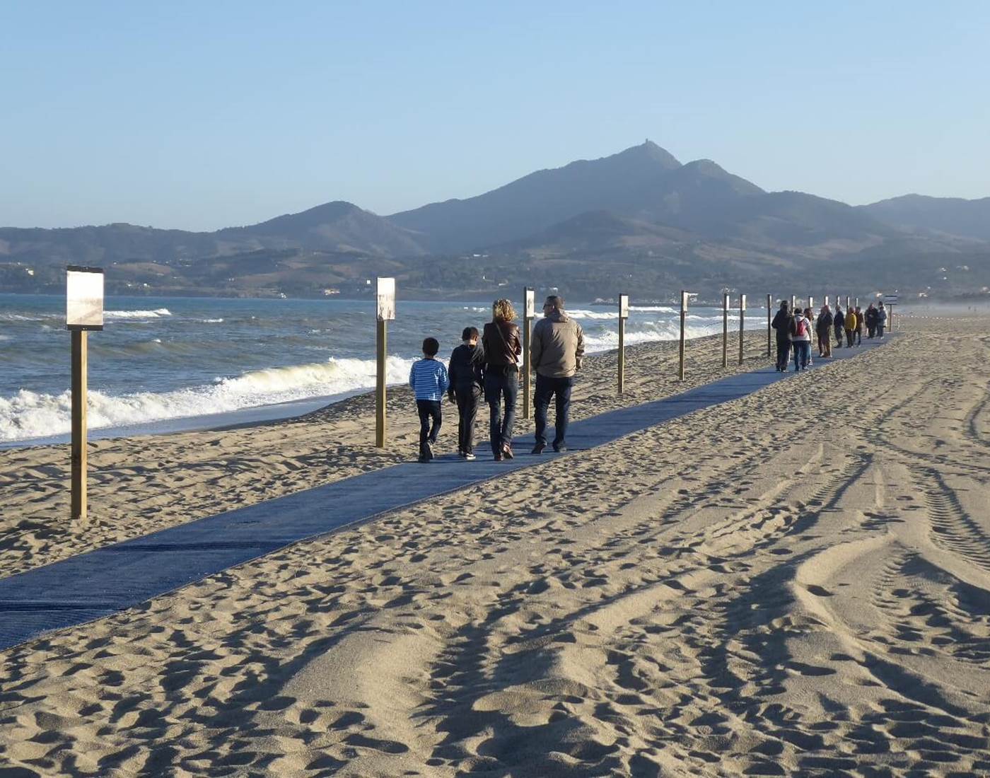 exposition de photos d'archives sur la plage d'Argelès  à l'occasion des 80 ans de la Retirada