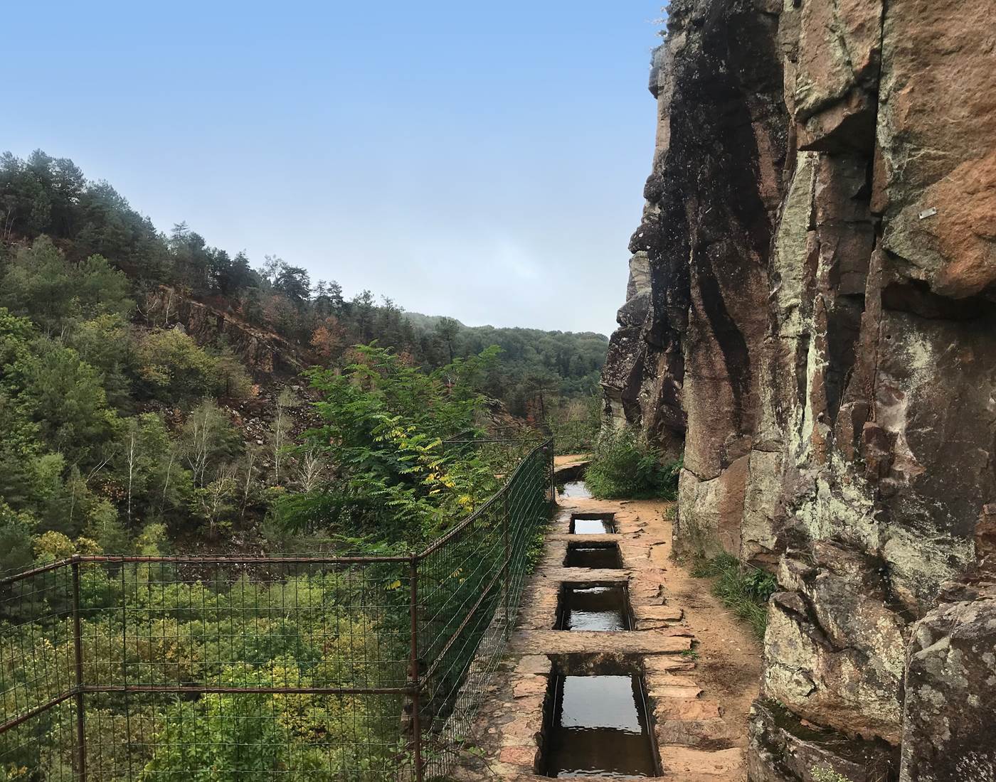 Aubazine, canal des moines : petite randonnée le long de cet extraordinaire ouvrage datant du XIIème siècle