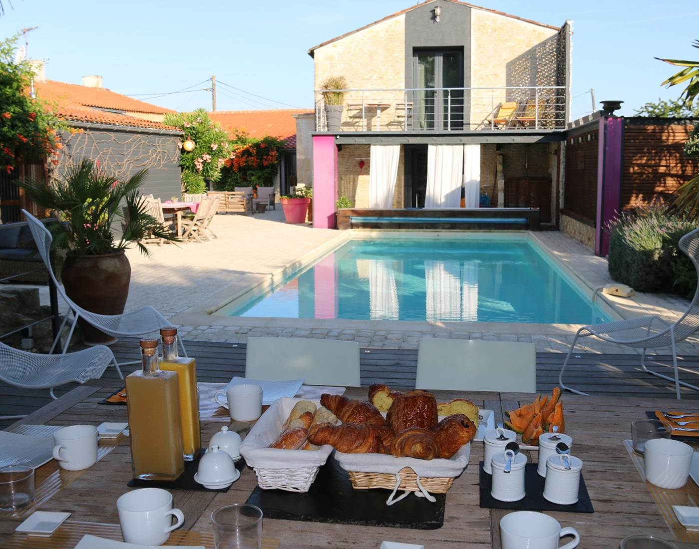 PETIT DEJEUNER SOUS LA PERGOLA BIOCLIMATIQUE-page