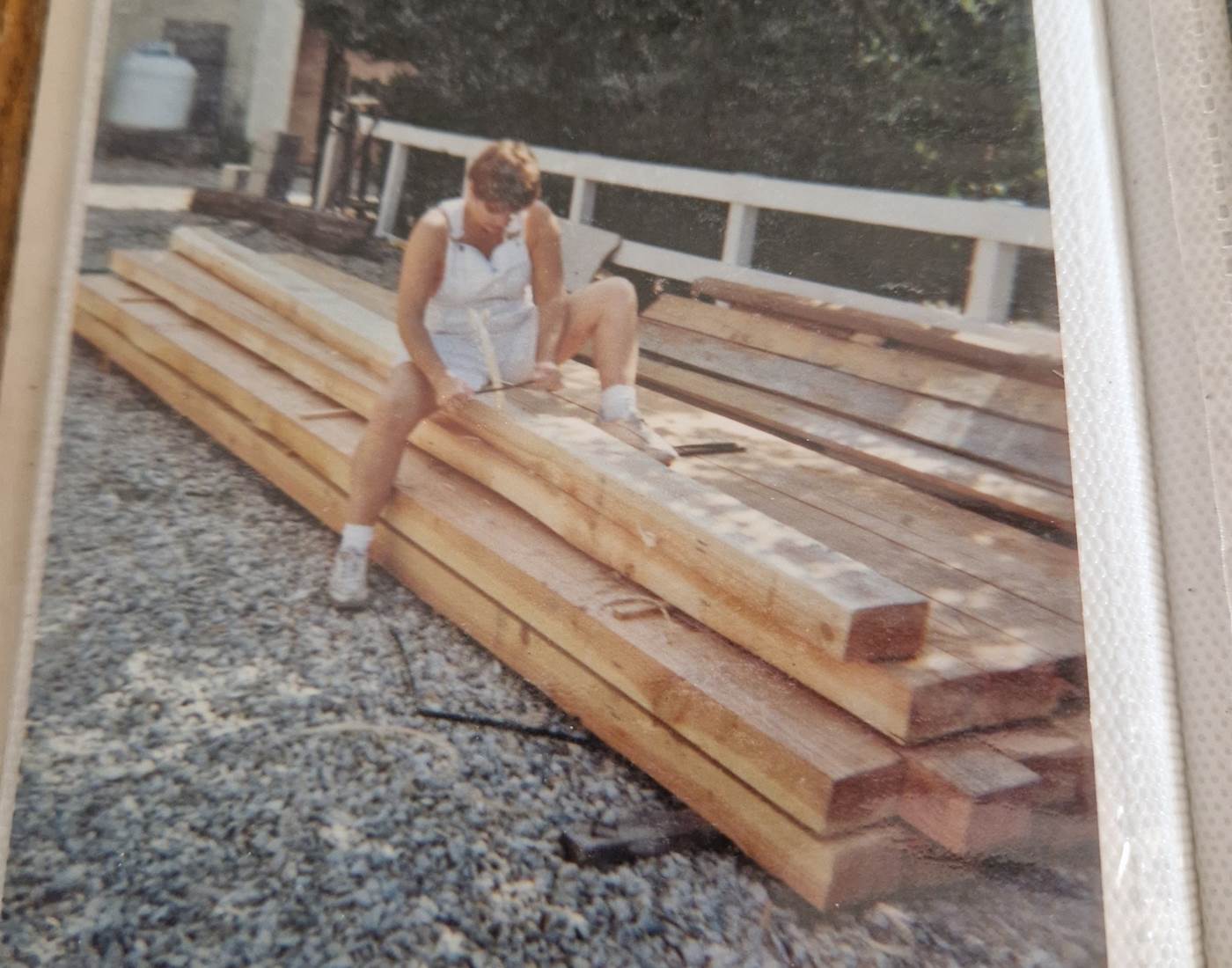 A cheval sur la poutre, pour lui donner un aspect vieilli...