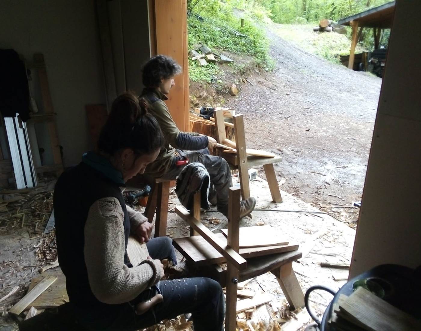 fabrication des bardeaux de chataigner pour le toit de la cabane