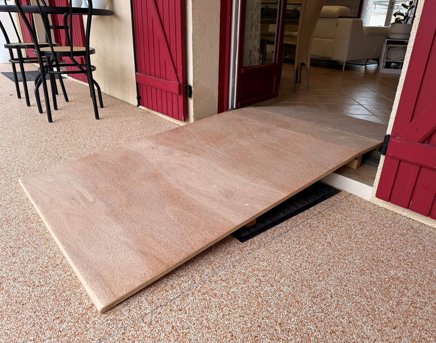 mas-des-anges-rampe-acces-pmr-entree-exterieure-salle à manger_accessibilite-securite-confort..jpeg