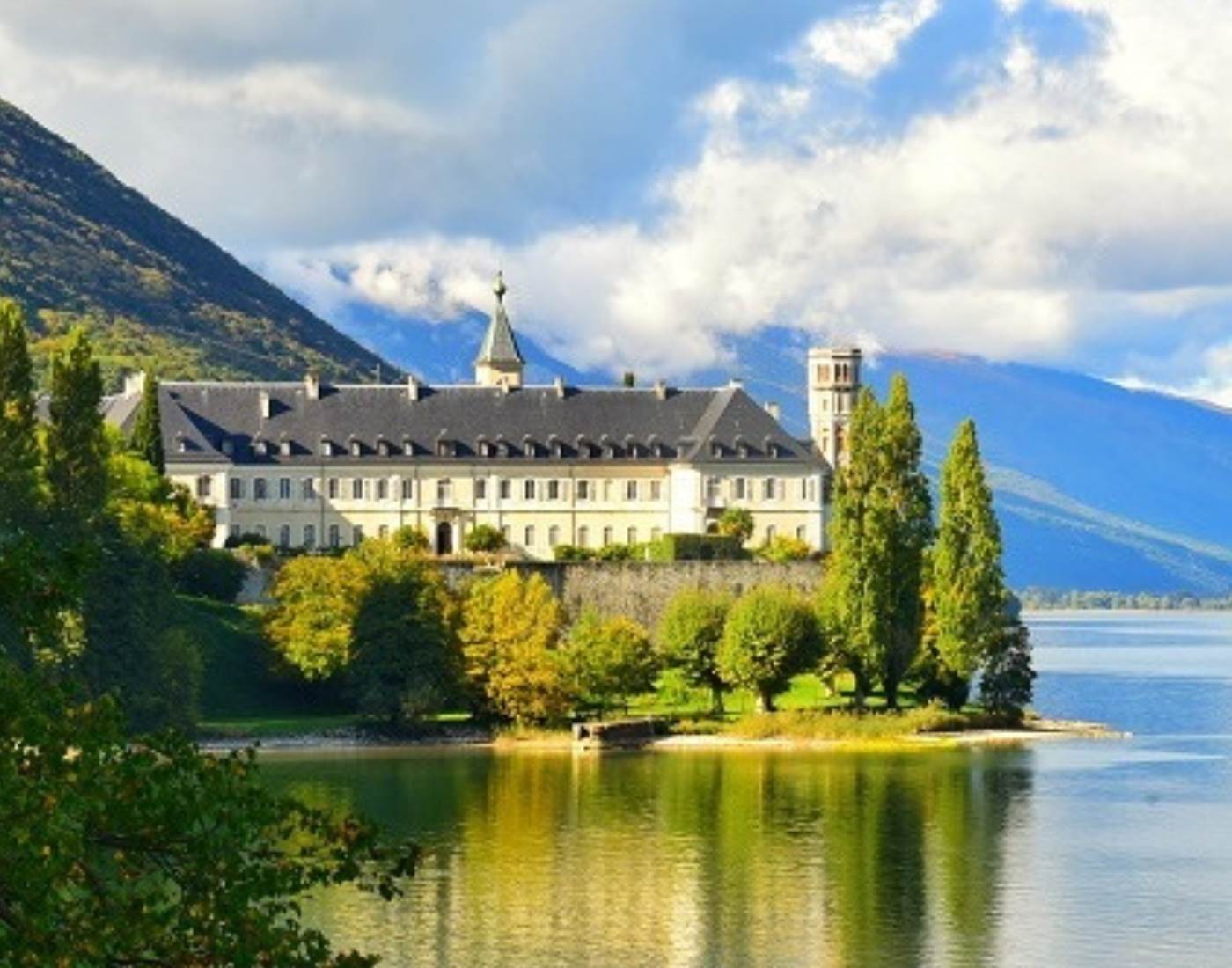 Abbaye royale d'Hautecombe, superbe lieu à découvrir au bord du lac du Bourget en Savoie. A proximité du Manoir du Colombier.