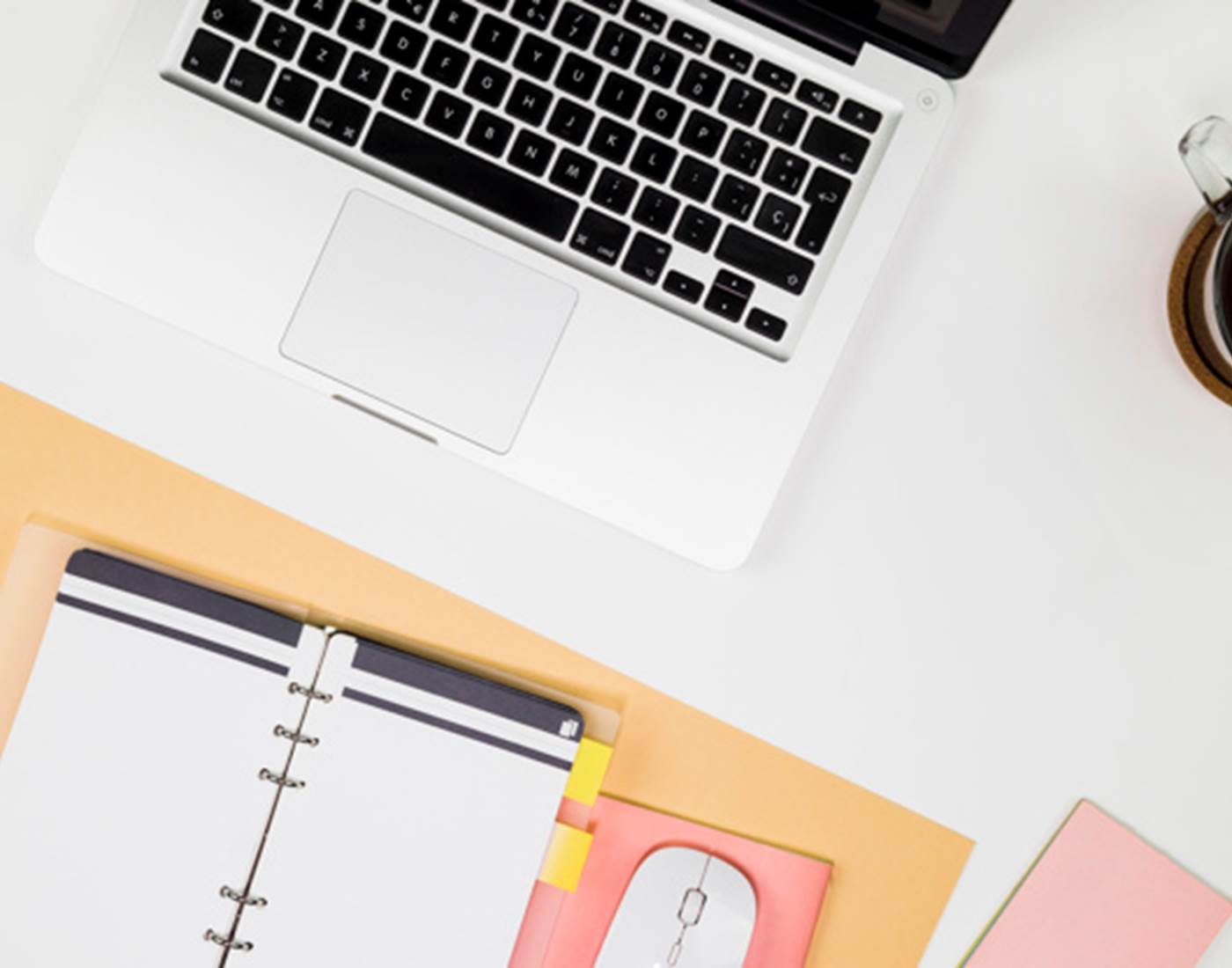 ordinateur-portable-carnet-tasse-cafe