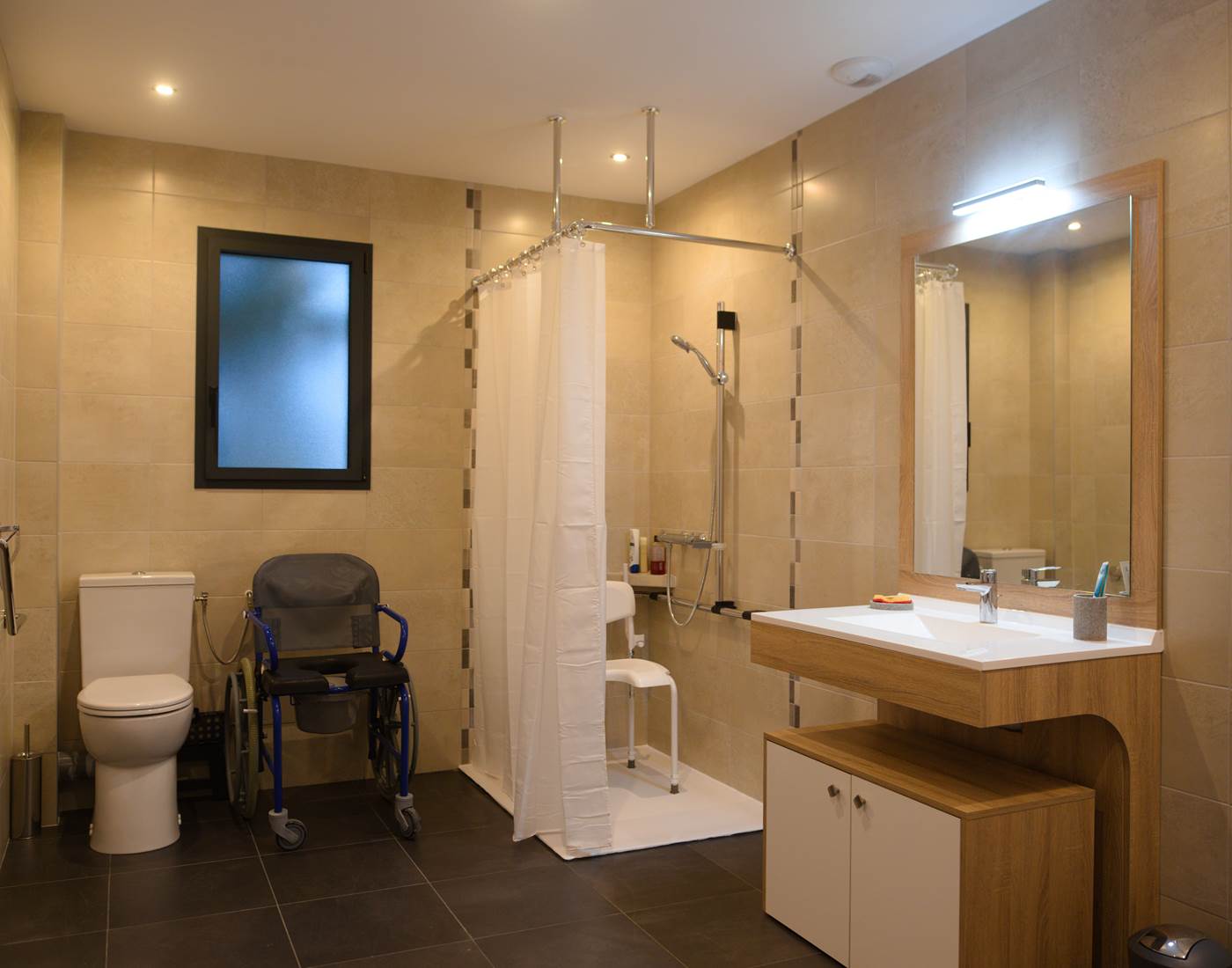 La salle d'eau et ses équipements mis à disposition