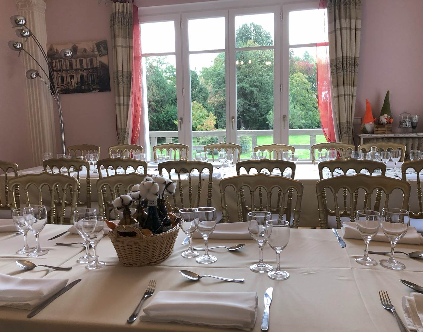 Salle Cèdre, tables rectangles pour baptême