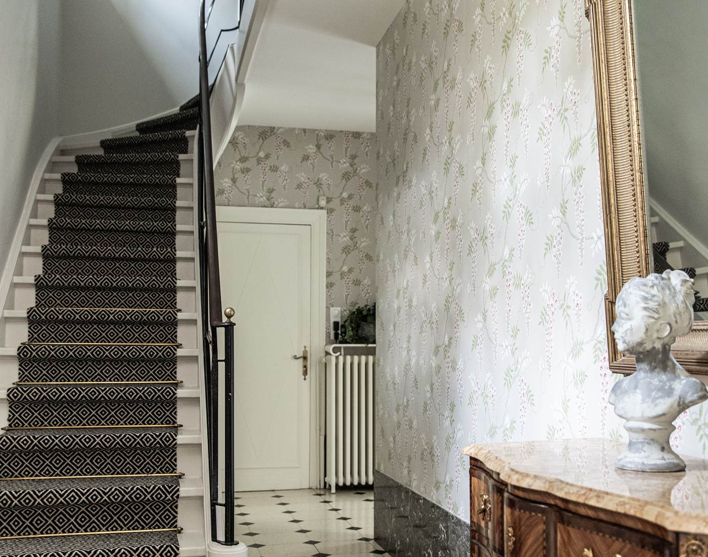 entrée avec vue sur l'escalier des chambres
