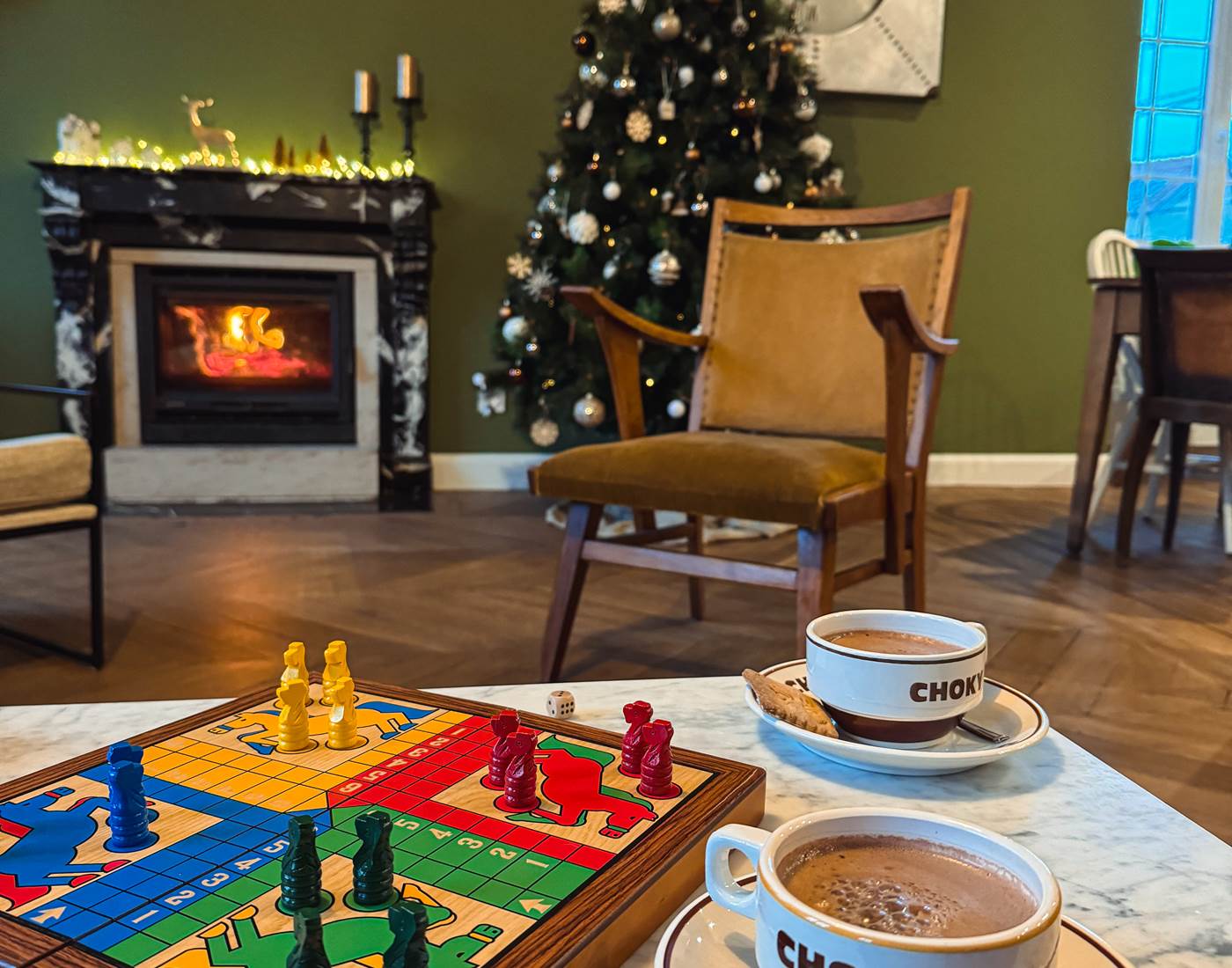 Ambiance de Noël : jeux de société et chaleur du feu-page