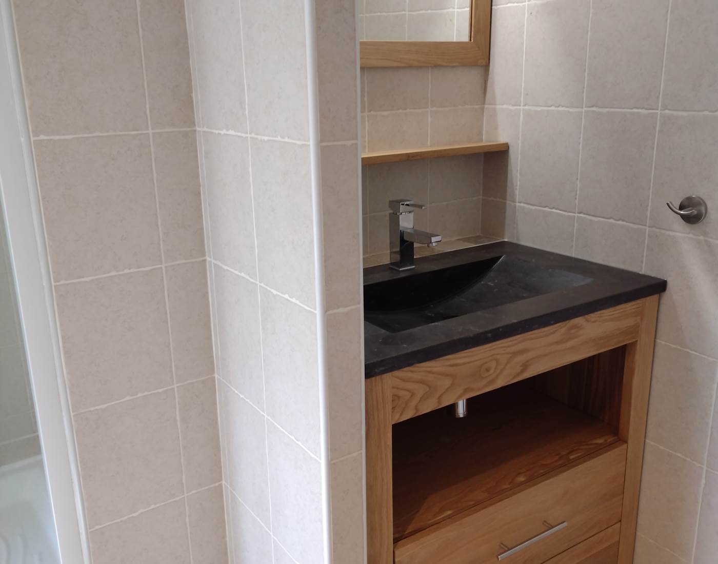 Salle de bain avec douche