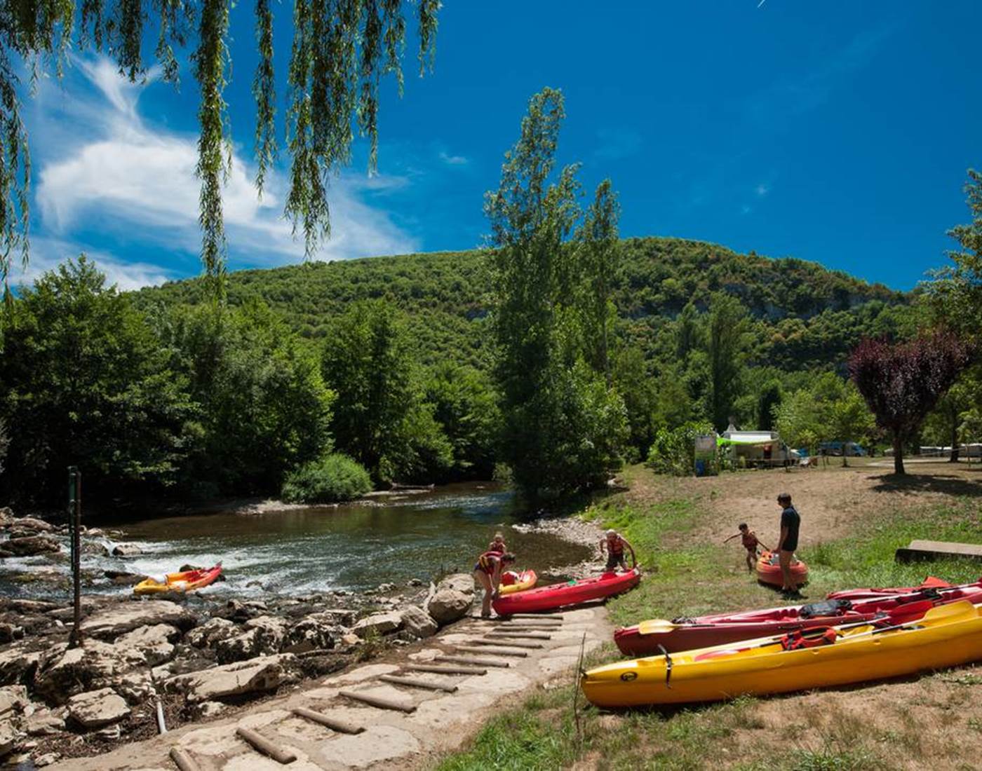 baignade_dans_le_cele_a_saint-sulpice_-_c_lot_tourisme_-_c