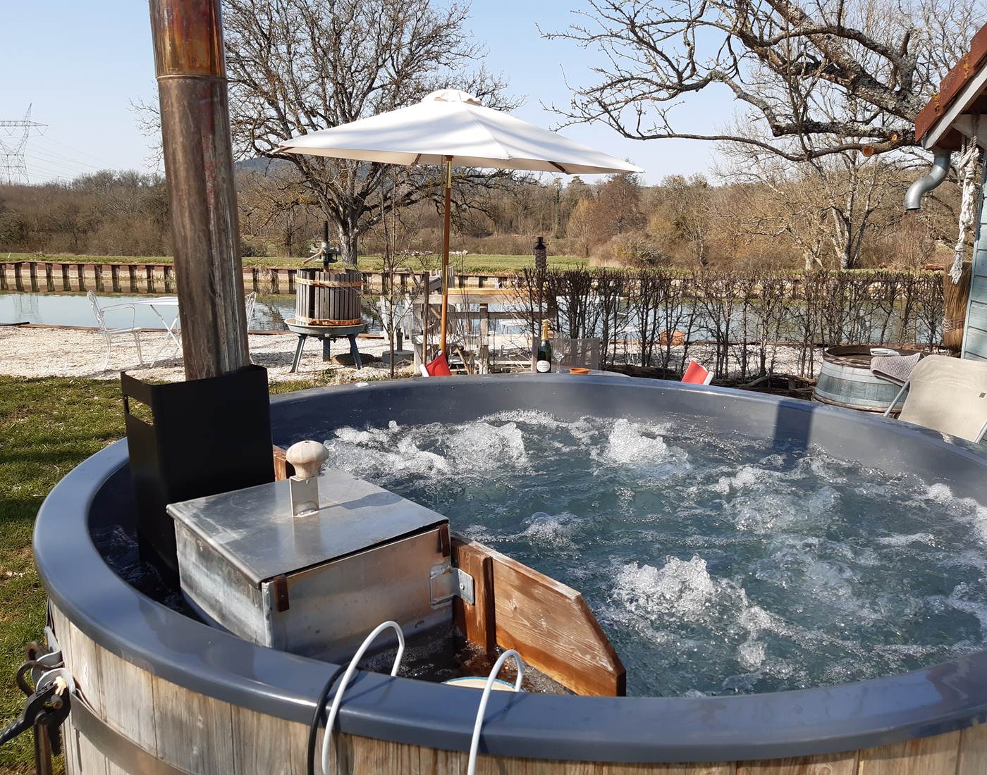 Hot tub/jacuzzi chauffée à bois