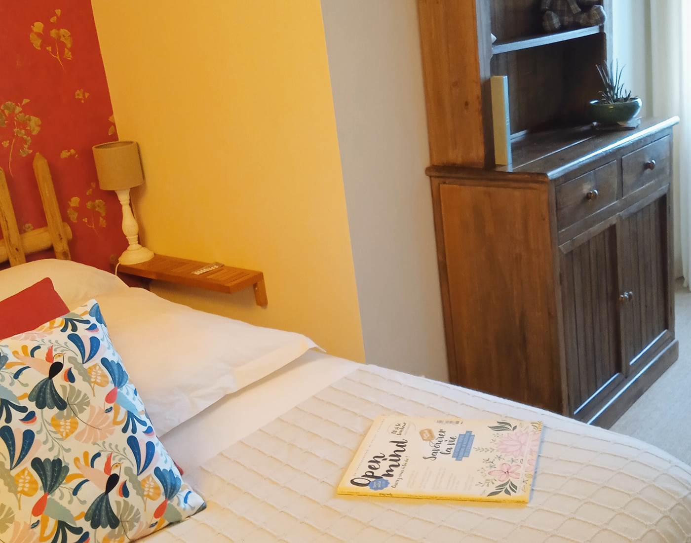 Dans la chambre - chambre d'hôtes l'Éphémère à Limoges