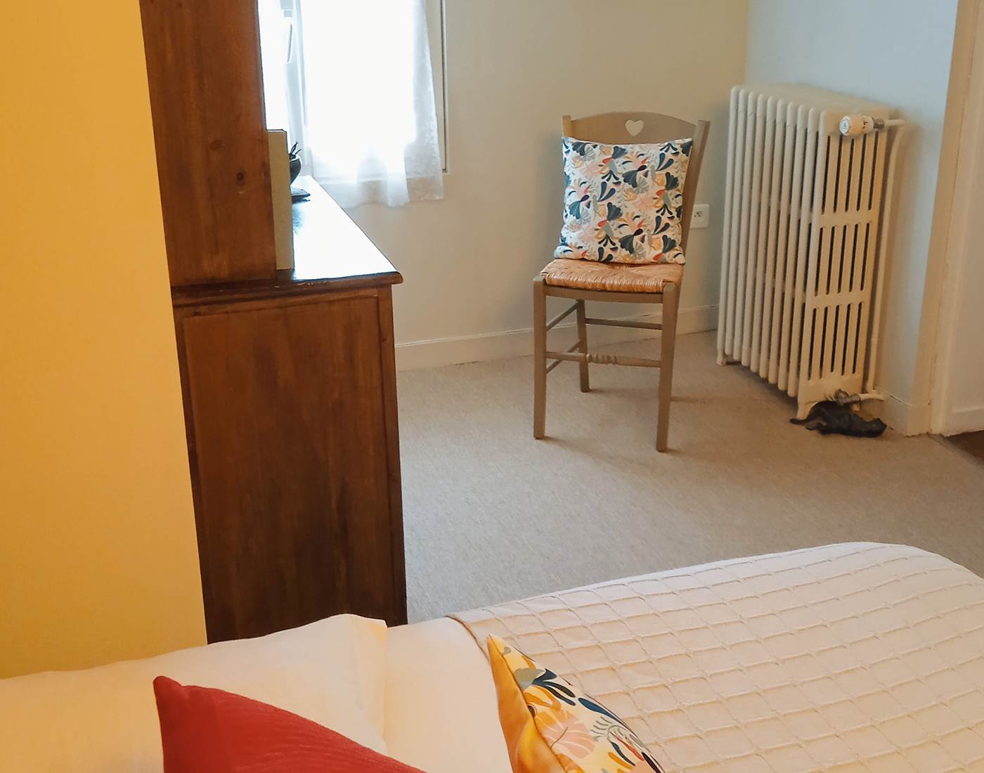 Dans la chambre - chambre d'hôtes l'Éphémère à Limoges