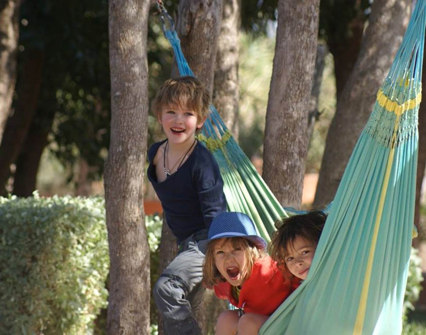 Mina et Achille jouent dans le hamac