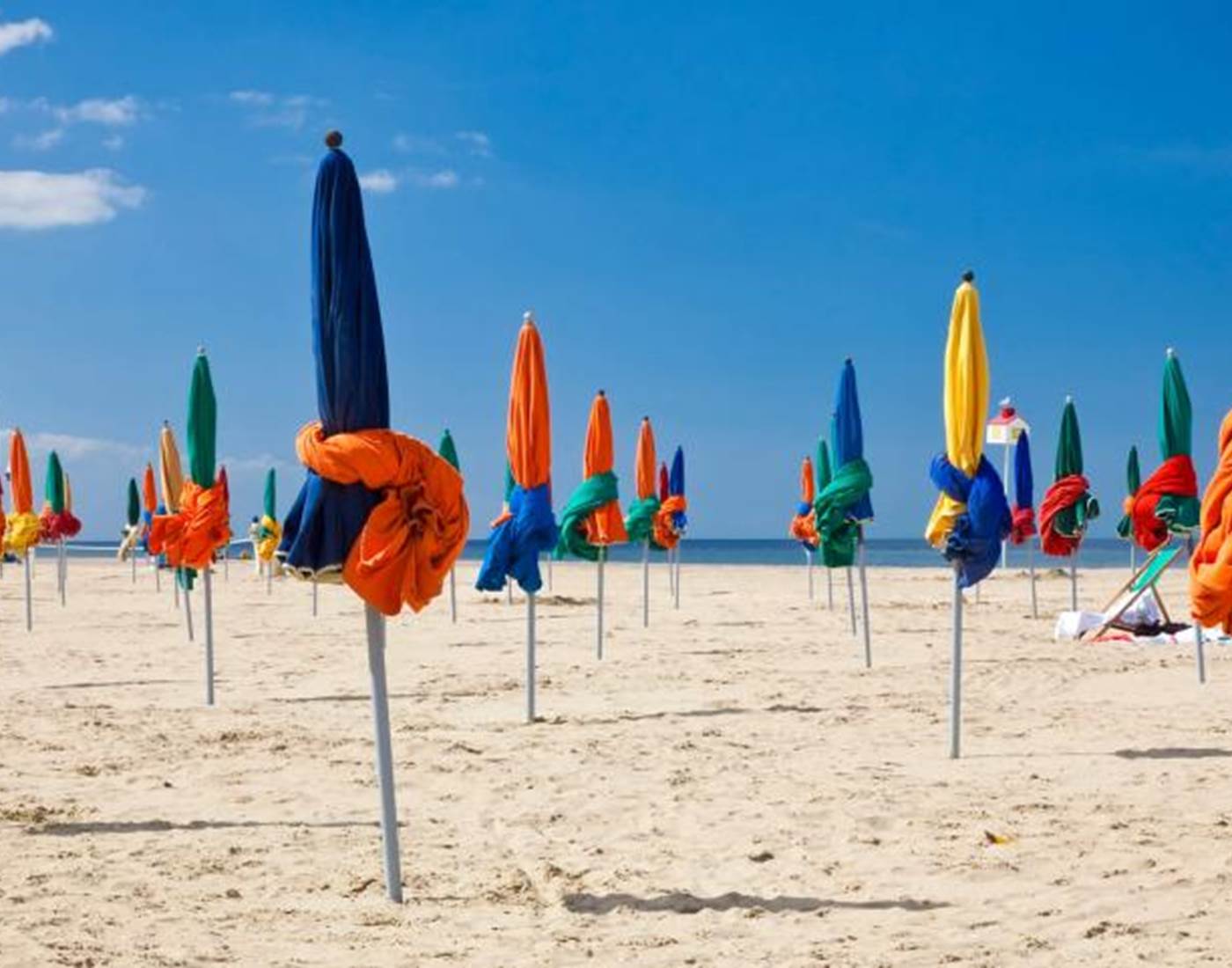 Les plus belles plages de Normandie - La Plage de Deauville avec ses parasols