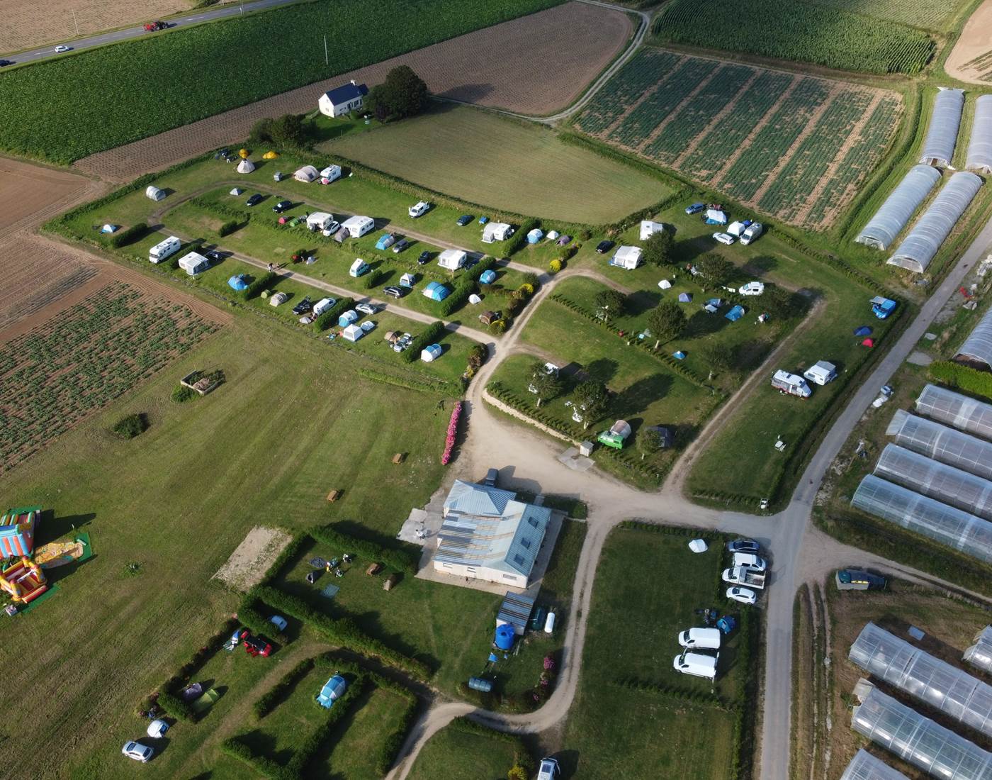Emplacements avec véhicule (haut de la photo), Emplacements tente (bas de la photo