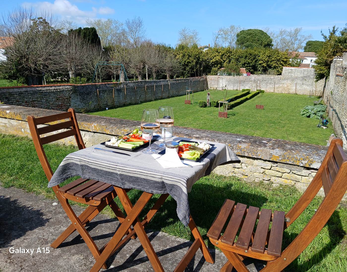 Déjeuner dans le jardin