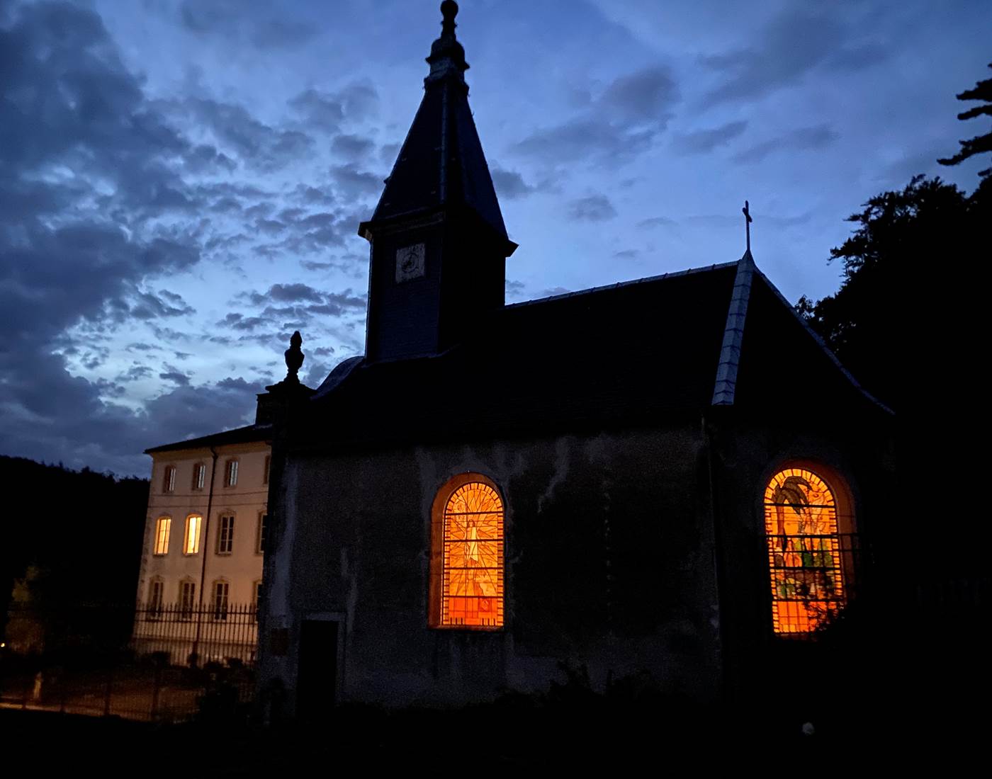 La Chapelle illuminée de nuit