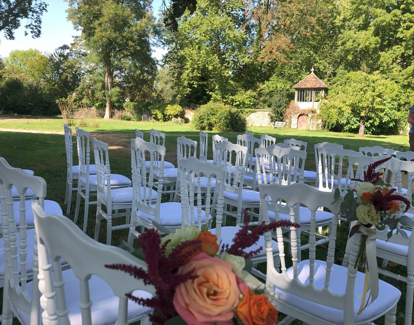 Cérémonie laïque dans le parc arrière sous les platanes