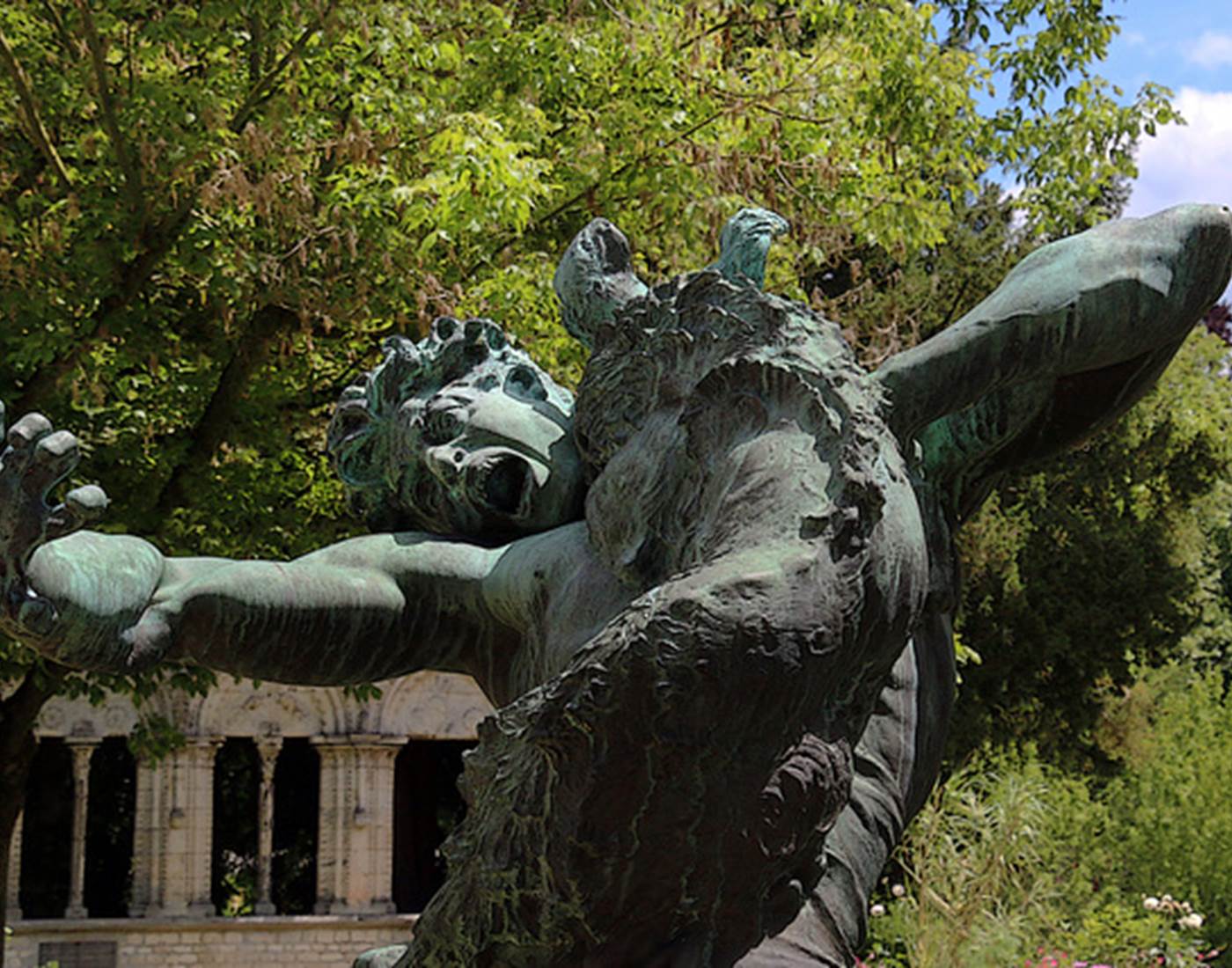 Statue du Chien de Montargis (3 minutes à pied)