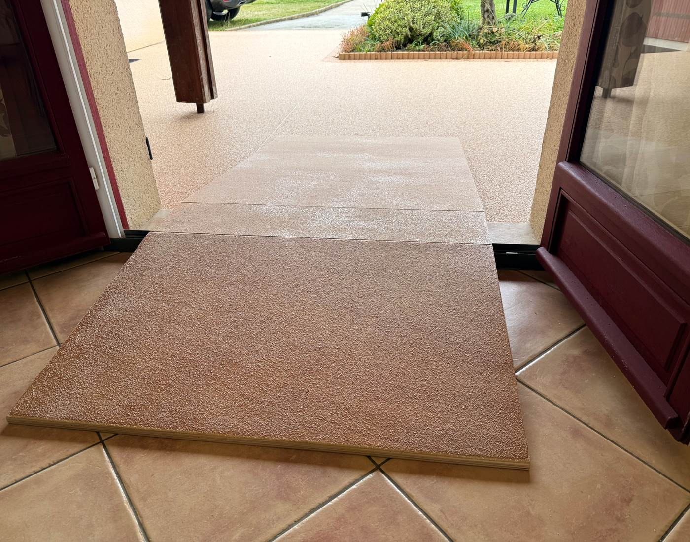 mas-des-anges-rampe-acces-pmr-entree-exterieure-salle-a-manger_accessibilite-securite-confort.jpg